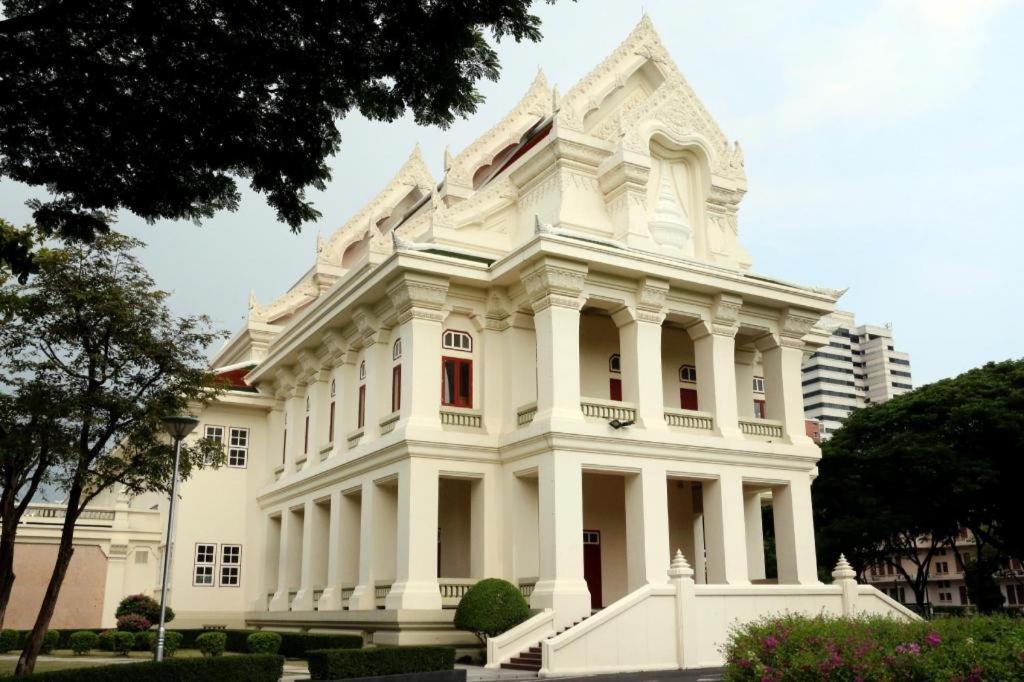 White House Asoke Sukhumvit 18 Hotel Bangkok Exterior photo
