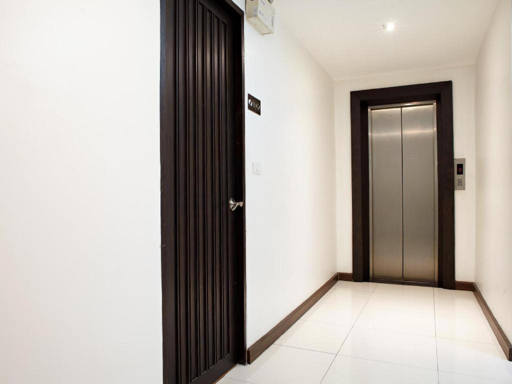 White House Asoke Sukhumvit 18 Hotel Bangkok Exterior photo